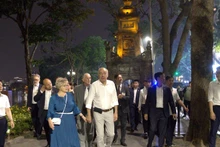[Foto] Presidente húngaro y su esposa pasean por el lago Hoan Kiem