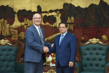 El primer ministro vietnamita, Pham Minh Chinh, recibe a John Moolenaar, congresista por Michigan (Foto: Nhan Dan)