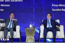 El primer ministro de Vietnam, Pham Minh Chinh, (derecha) y su homólogo malasio, Anwar Ibrahim, en el evento. (Foto: VNA)