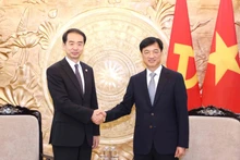 El miembro del Buró Político del Partido Comunista de Vietnam (PCV), Nguyen Duy Ngoc (derecha), recibe al embajador chino en Hanói, Ha Wei. (Foto: VNA)
