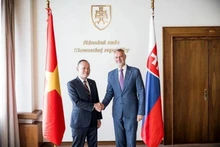 El presidente del Consejo Nacional (Parlamento) de Eslovaquia, Richard Rasi, y el embajador vietnamita en Bratislava, Pham Truong Giang. (Foto: VNA)