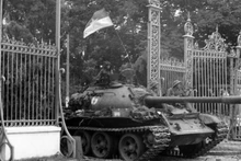 Tanque del 203º Regimiento Blindado, adscrito al 304º Cuerpo, del 2º Ejército, entra al Palacio de la Independencia al mediodía del 30 de abril de 1975. (Foto: Tran Mai Huong/VNA)