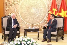 El jefe de la Comisión de Relaciones Exteriores del Comité Central del Partido Comunista de Vietnam, Le Hoai Trung, recibe a Riad Malki, asesor del Presidente para Asuntos Internacionales y enviado especial del Estado de Palestina. (Foto: VNA)