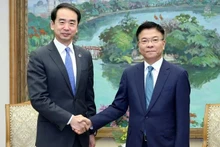 El viceprimer ministro de Vietnam Le Thanh Long recibe al nuevo embajador chino, He Wei. (Foto: VGP)