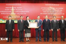 El embajador de Vietnam en Laos, Nguyen Minh Tam, entrega la Orden de la Independencia de primera clase a la Oficina presidencial de Laos. (Foto: VNA)