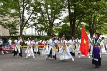 El equipo de danza Nakama Yosakoi en la calle. (Fotografía: VNA)