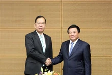 Nguyen Xuan Thang, miembro del Buró Político de Vietnam (D) y el presidente del Presidium del Comité Central del Partido Comunista de Japón, Shii Kazuo. (Fotografía: VNA)
