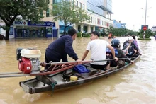 La gente utiliza bote para transportarse. (Fotografía: VNA)