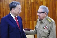 El ministro vietnamita de Seguridad Pública, general To Lam (I), y el general Raúl Castro Ruz, ex primer secretario del Partido Comunista de Cuba. (Fotografía: VNA)