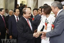 El presidente de Vietnam, Nguyen Xuan Phuc, con otros delegados asistentes a la cita. (Foto: VNA)