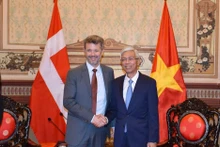 El vicepresidente del Comité Popular de Ciudad Ho Chi Minh Vo Van Hoan (derecha) y príncipe heredero Frederik de Dinamarca (Fotografía: hcmcpv.org.vn)