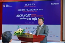El editor en jefe del periódico Dau Tu, Le Trong Minh, en una rueda de prensa. (Fotografía: VNA)