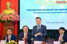 El presidente-editor del diario Nhan Dan, Le Quoc Minh, el director de la Koica en Vietnam, Cho Han Deog y el director de la AJC Pham Minh Son presiden la conferencia.
