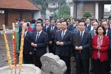El presidente Vo Van Thuong y los delegados ofrecen incienso al rey An Duong Vuong (Foto: VNA)