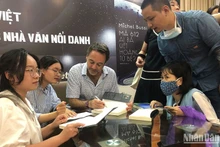 El escritor francés Michel Bussi con lectores vietnamitas.