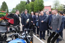 El secretario general del Partido Comunista de Vietnam, To Lam, visita la Fábrica de Tractores de Minsk. (Foto: VNA)