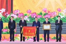 [Foto] Presidente otorga el título 'Ciudad Heroica' a Hai Phong