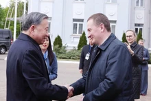 [Foto] Secretario general del PCV visita fábrica de tractores en Bielorrusia