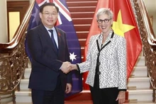 El presidente de la Asamblea Nacional de Vietnam, Vuong Dinh Hue, y la gobernadora del Estado de Victoria, Linda Dessau. (Fotografía: VNA)