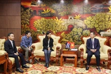 Escena de la reunión entre Nguyen Dang Quang, subsecretario permanente del Comité partidista y presidente del Consejo Popular del Quang Tri y Arlin Alberty Loforte, subdirectora del periódico Granma. 