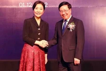 El viceprimer ministro permanente vietnamita, Pham Binh Minh, y la embajadora surcoreana en Vietnam, Oh Young-ju. (Fotografía: VNA)