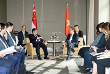 El ministro de Planificación e Inversión de Vietnam, Nguyen Chi Dung, sostuvo una conversación con el segundo ministro de Industria y Comercio y también titular del Ministerio de Mano de Obra de Singapur, Tan See Leng. (Fotografía: VNA)