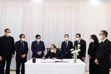 El presidente de Vietnam, Nguyen Xuan Phuc, escribe en el libro de condolencias en la Embajada de China en Vietnam. (Fotografía: VNA)