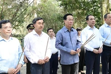 El presidente de Vietnam, Vo Van Thuong, rinde tributo al Presidente Ho Chi Minh en la barraca de Na Nua. (Fotografía: baotuyenquang.vn)