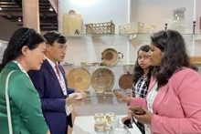 Presentan productos vietnamitas a los visitantes en la exposición. (Fotografía: VNA)