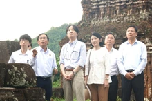 El príncipe heredero de Japón Fumihito Akishino y la princesa Kiko visitan el santuario My Son. (Fotografía: Servisio de de Información y Comunicación de Quang Nam)
