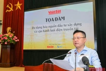 Le Quoc Minh, presidente-editor del periódico Nhan Dan habla en el evento. 
