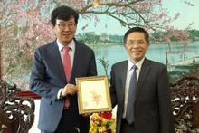 El secretario del Comité del Partido de la ciudad de Da Lat, Dang Tri Dung, entrega un regalo de recuerdo a un líder del distrito de Jangheung. (Fotografía: baolamdong.vn)