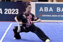 La atleta vietnamita de wushu Duong Thuy Vi compite en la modalidad femenina de jianshu (demostración de espada) (Fotografía: VNA)