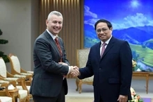 El primer ministro de Vietnam, Pham Minh Chinh (derecha) y el embajador de Bélgica en Vietnam, Karl Van Den Bossche (Fotografía: Nhan Dan)