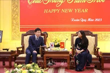 El presidente de la Asamblea Nacional de Corea del Sur, Kim Jin-pyo, y la secretaria del Comité del Partido Comunista de Vietnam en Ninh Binh, Nguyen Thi Thu Ha (Fotografía: VNA)