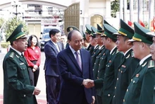 El presidente vietnamita, Nguyen Xuan Phuc, y funcionarios-soldados de la Guardia Fronteriza de Dak Lak. (Fotografía: VNA)