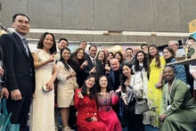 El embajador de Vietnam en Países Bajos, Pham Viet Anh, y representantes de Miss Linh (Fotografía: Embajada de Vietnam en Países Bajos)