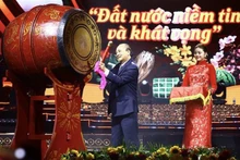 El presidente de Vietnam, Nguyen Xuan Phuc, tocó el tambor para marcar el inicio del programa (Fotografía: VNA)