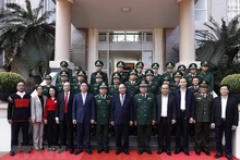 El presidente Nguyen Xuan Phuc y los funcionarios y soldados de la Guardia Fronteriza de Dak Lak.
