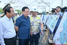 Titular del Parlamento vietnamita inspecciona proyectos clave de transporte en región sureste