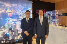 El cónsul general de Vietnam en Hong Kong, Pham Binh Dam y el secretario de Comercio y Desarrollo Económico de Hong Kong, Algernon Yau. (Fotografía: baoquocte.vn)
