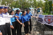 Los jóvenes visitan la exposición fotográfica "¡Amar tanto a Truong Sa!".