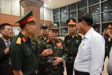 El mayor general Pham Van Ty conversa con el ministro principal de la región de Yangón, U Soe Thein. (Foto: VNA)