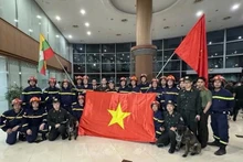 El equipo de rescate del Ministerio de Seguridad Pública de Vietnam llega a Yangon, Myanmar la noche del 30 de marzo. (Foto: VNA)