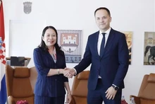 Zdenko Lucić, secretario de Estado del Ministerio de Relaciones Exteriores de Croacia, recibe a la vicepresidenta Vo Thi Anh Xuan. (Fotografía: VNA)