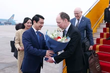 El vicepresidente de la Comisión de Relaciones Exteriores de la Asamblea Nacional, Le Anh Tuan (izq.), da la bienvenida al presidente del Parlamento de Finlandia, Jussi Halla-aho, en el aeropuerto internacional de Noi Bai. (Foto: VNA)
