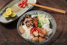 Disfrutan pho vegetariano en Hanói