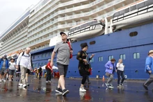 Turistas internacionales llegan a Hue en barco a principios de 2024. (Foto: baovanhoa.vn)