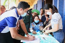 Médicos del Hospital Cho Ray-Phnom Penh realizan chequeo médico a pobladores en Kratie (Foto: VNA)