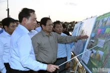El primer ministro Pham Minh Chinh inspecciona el proyecto del dique marítimo de Go Cong.
